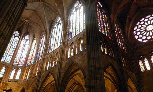 800px-Vidrieras_en_la_cabecera_y_crucero_sur,_catedral_de_León