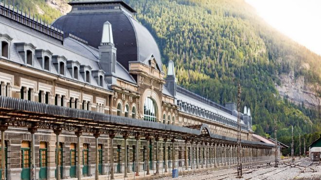 【独家】西班牙最美火车站 —— 纳粹黄金、板鸭辛德勒、美女间谍网都不是传说…